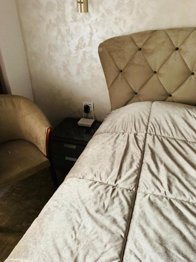 Apartamento Garsoniera Lux Centru Pietonal Tirgu - Jiu Târgu Jiu Exterior foto